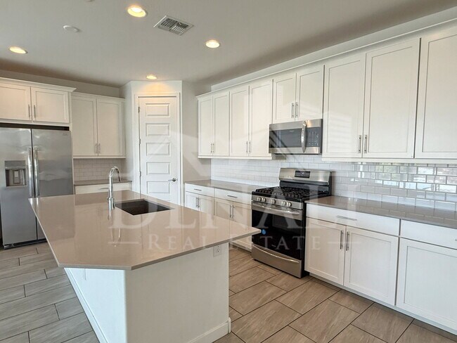 Building Photo - 1636 W Estes Way