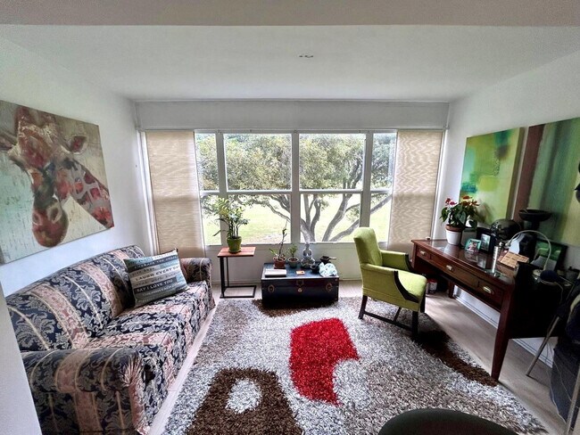 Building Photo - 1050 Country Club Dr