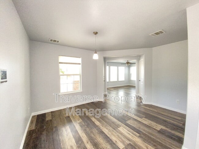 Building Photo - 924 E Annie St