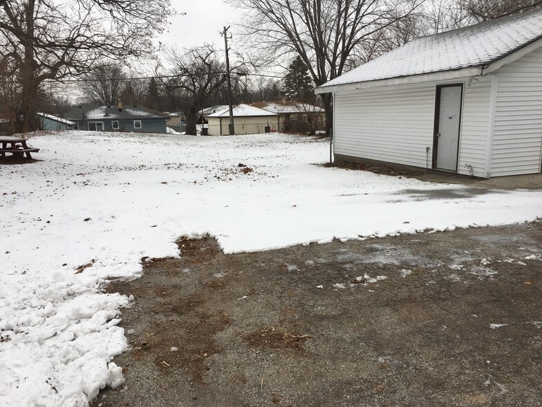 Garage & huge backyard! - N64W24146 Main St