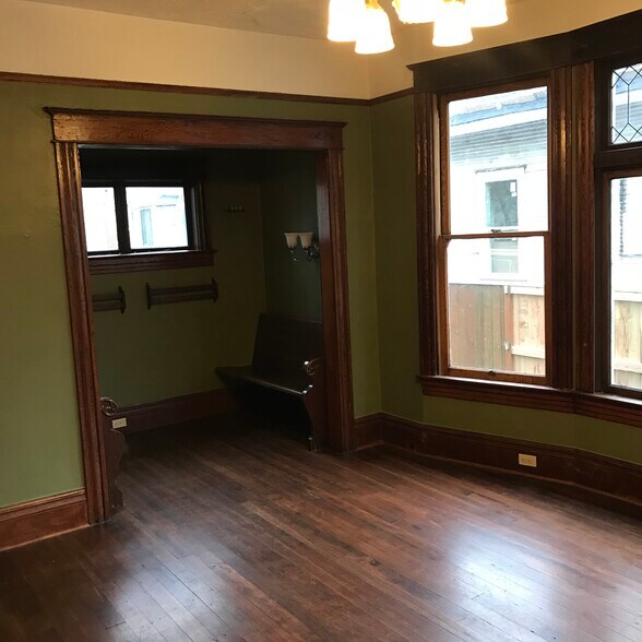 Building Photo - 109 NE Hancock St