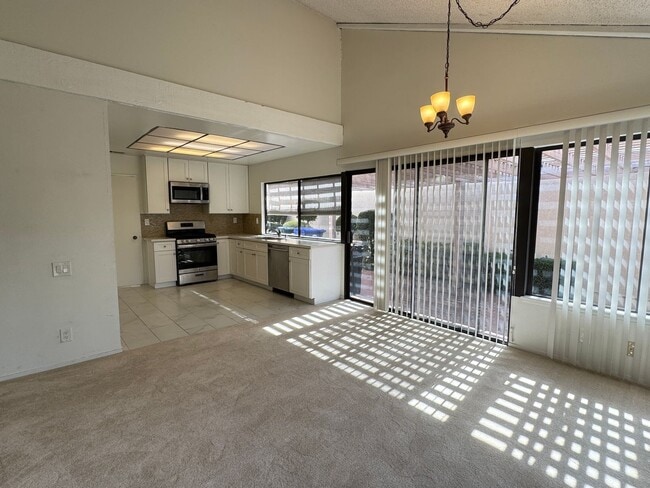 Building Photo - Beautiful Valencia 4 Bedroom Home