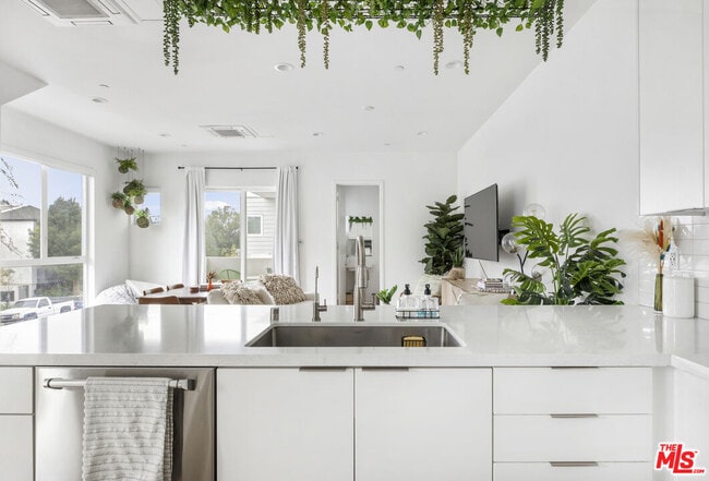 Building Photo - 10907 Otsego St