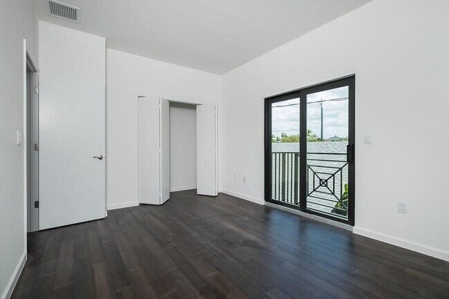 Building Photo - 1036 NE 33rd St