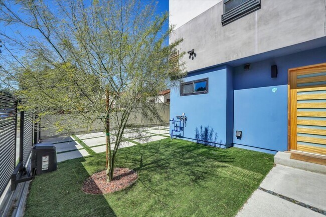 Building Photo - 14541 Weddington St
