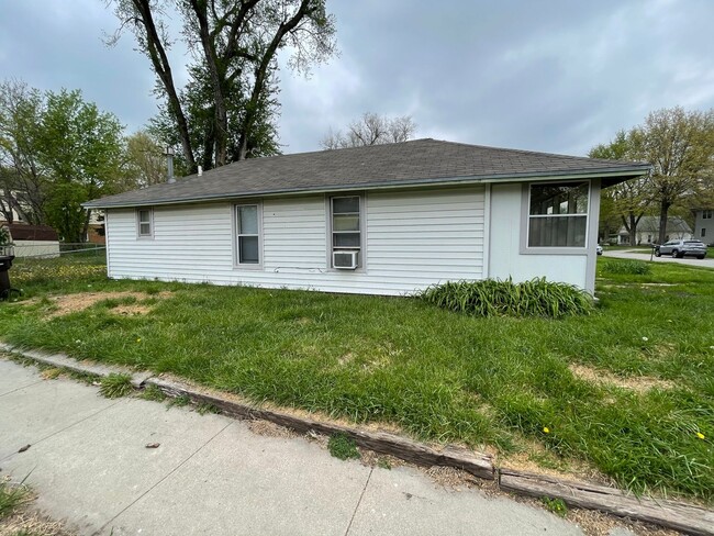 Building Photo - Updated 1-Bedroom with Private Fenced Yard...