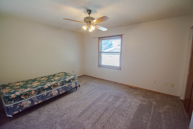 Building Photo - NW Rochester Split-Level with Vaulted Ceilings & Detached 2-Car Garage
