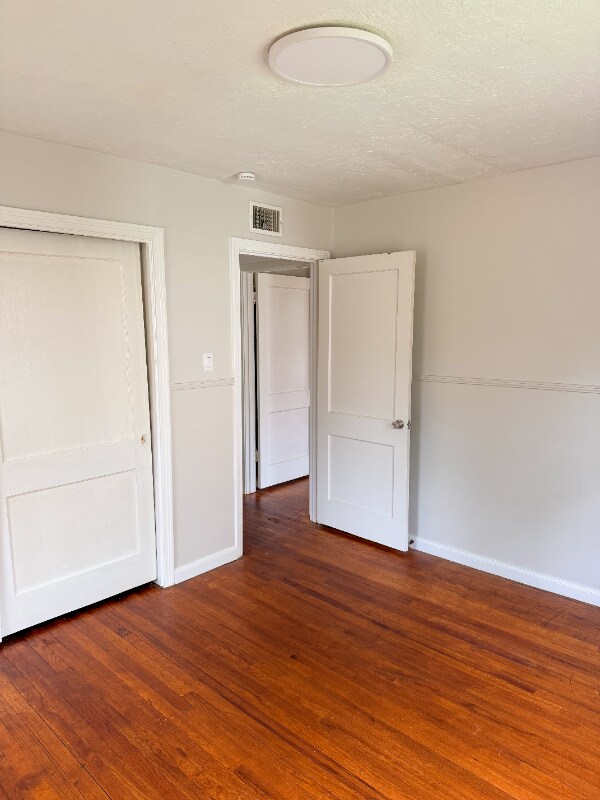 Building Photo - 909 Lake Ct Dr