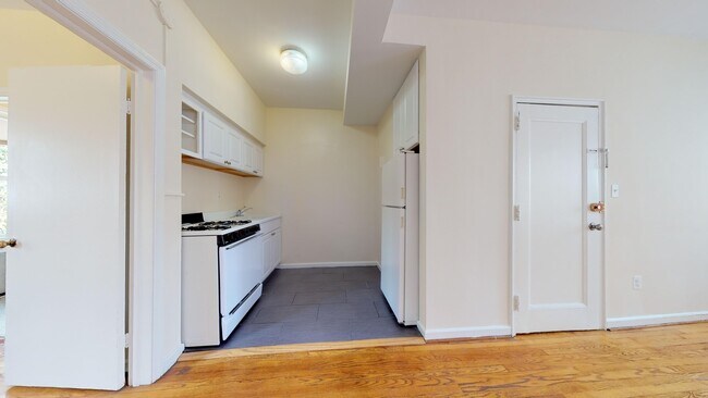 Building Photo - 109 C St SE