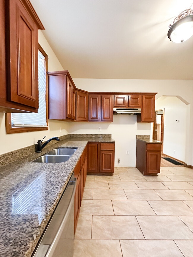 Building Photo - 7532 S Vernon Ave