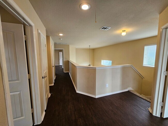 Building Photo - Available now ready for immediate move in  $500 off second month's rent move in special