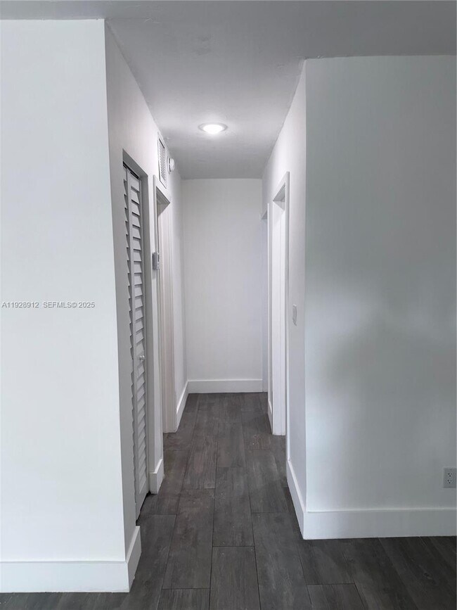 Building Photo - 1895 Venice Park Dr