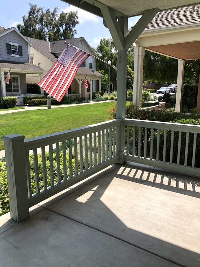Building Photo - CHARMING 3 BR/2.5 BATH  " TWELVE PICKET LA...
