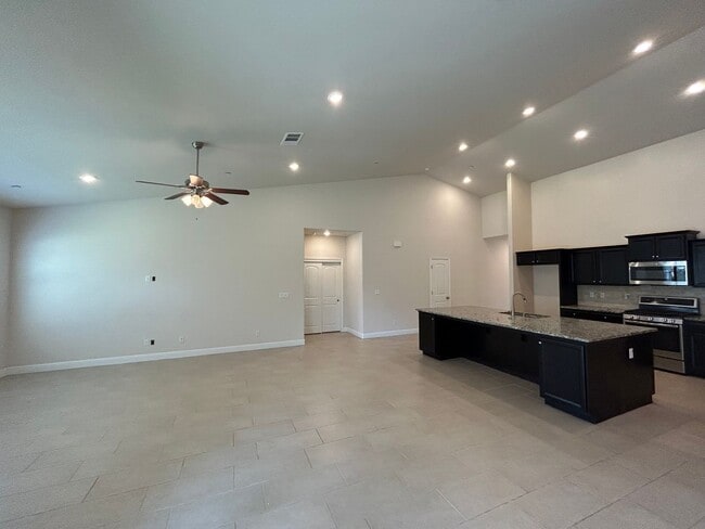 Building Photo - 10406 Alondra Dr