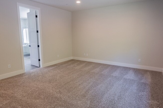 Building Photo - 5Bd/4.25Ba Kirkland House