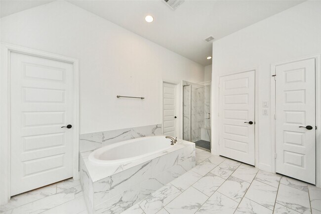 Building Photo - 2130 Coyote Run Dr