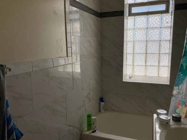 Building Photo - 328 E Knapp St