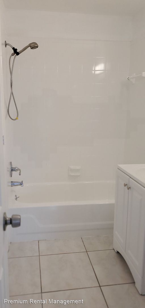 Building Photo - 2 br, 1 bath House - 8037 Parrot Drive