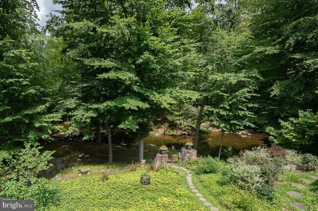 Building Photo - 337 Crum Creek Ln