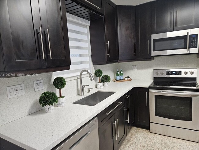 Building Photo - 2401 SW 31st Ave