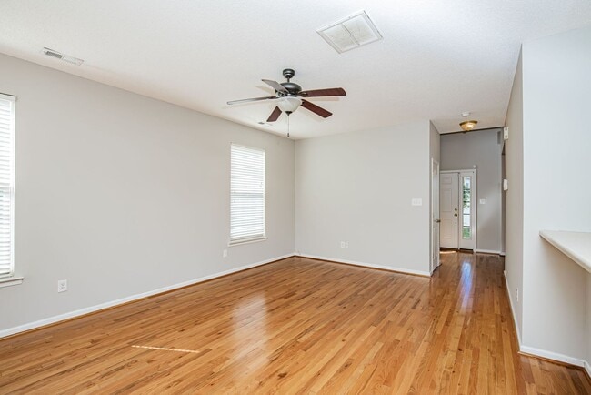 Building Photo - Beautiful Chesterfield Home Is Ready For Y...