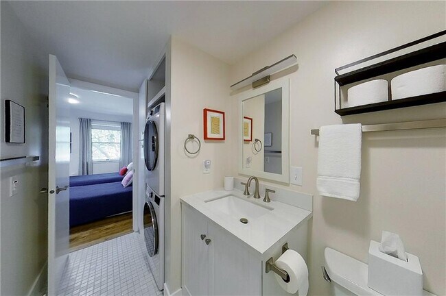 Building Photo - 364 Bellevue Ave