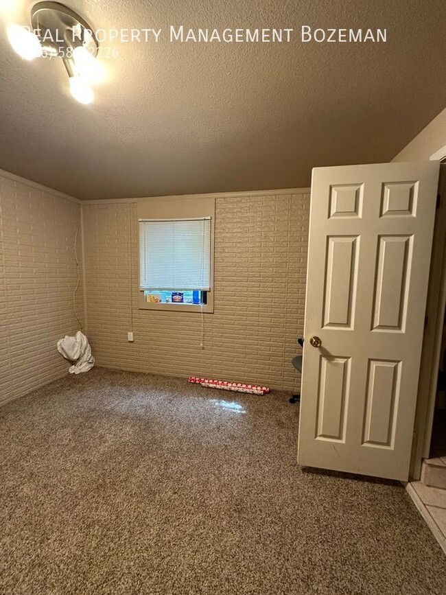 Building Photo - 128 S 15th-Apartment 14