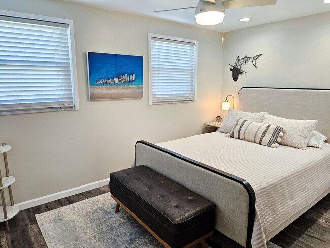 Building Photo - Seasonal Short-Term Venice Island Townhouse Steps from Venice Beach!