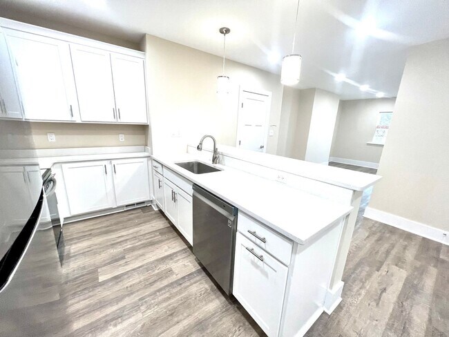 Building Photo - 933 - 320/322 Boggs Avenue