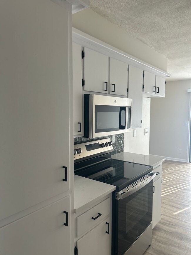 Building Photo - 1208 N Brunswick Ln