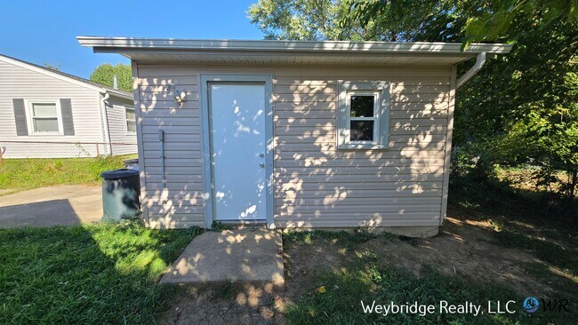 Building Photo - 3 bed 1 bath in Northbook on corner of Lor...