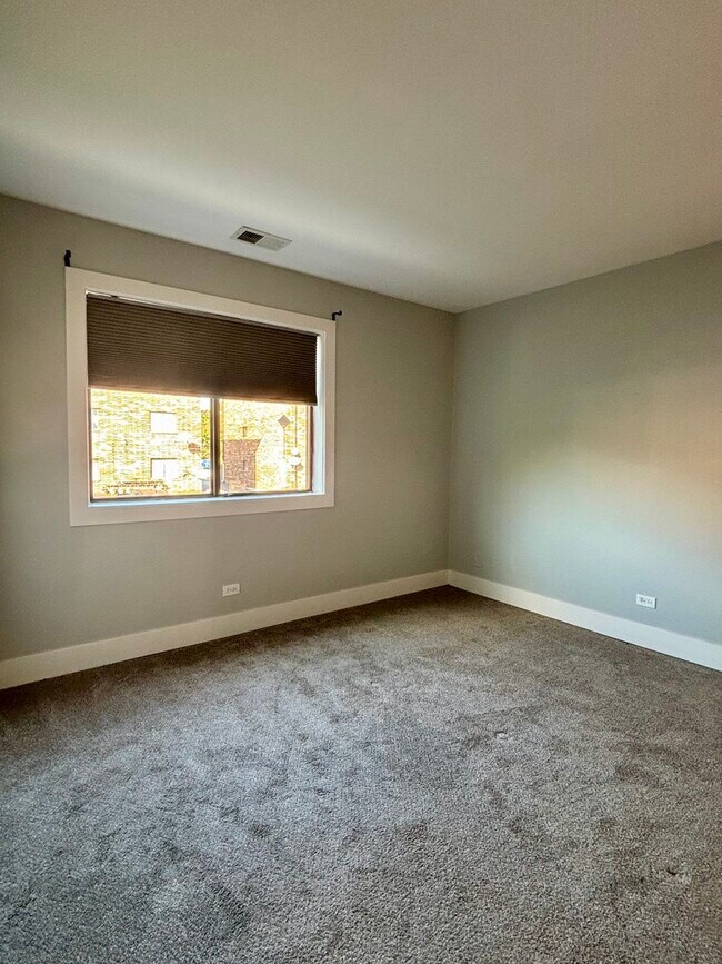 Building Photo - 14949 Lake View Dr