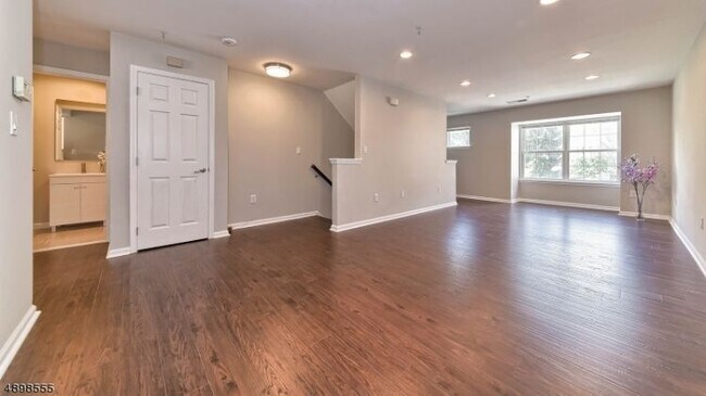 Building Photo - 44 Greenbrook Dr