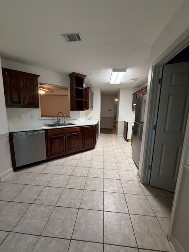 Building Photo - 1108 Montclair Dr