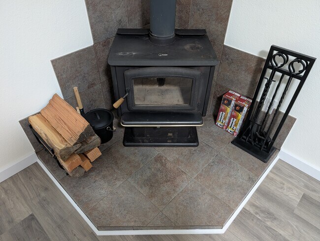 Building Photo - 2 Bed/1 Bath House - 5 min to Lakewood Towne Cntr w/ fenced back