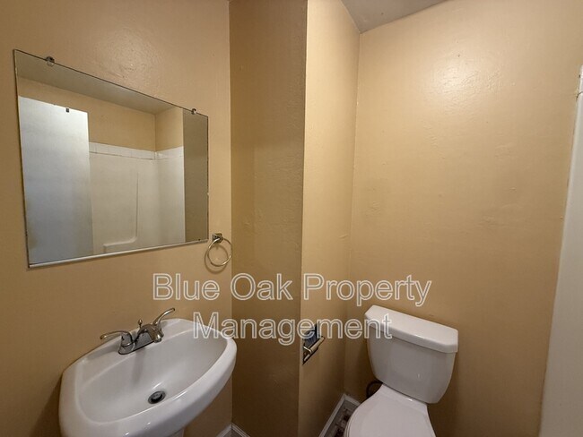 Building Photo - 403 Maple St