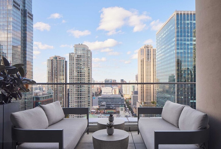 Building Photo - 162 N Clark St