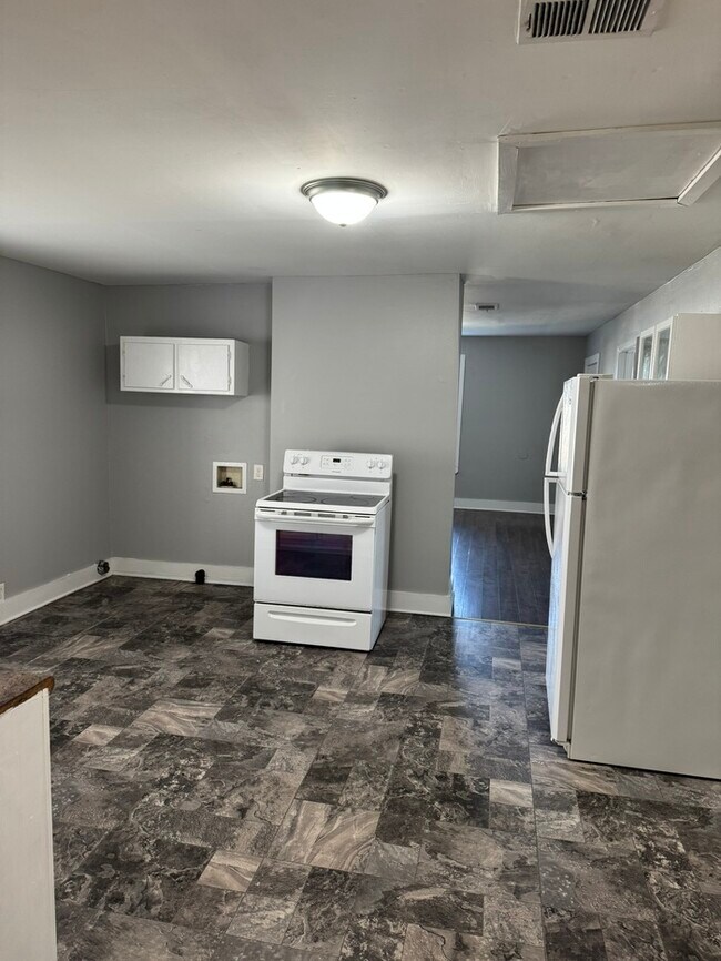 Building Photo - 1609 17th Ave N