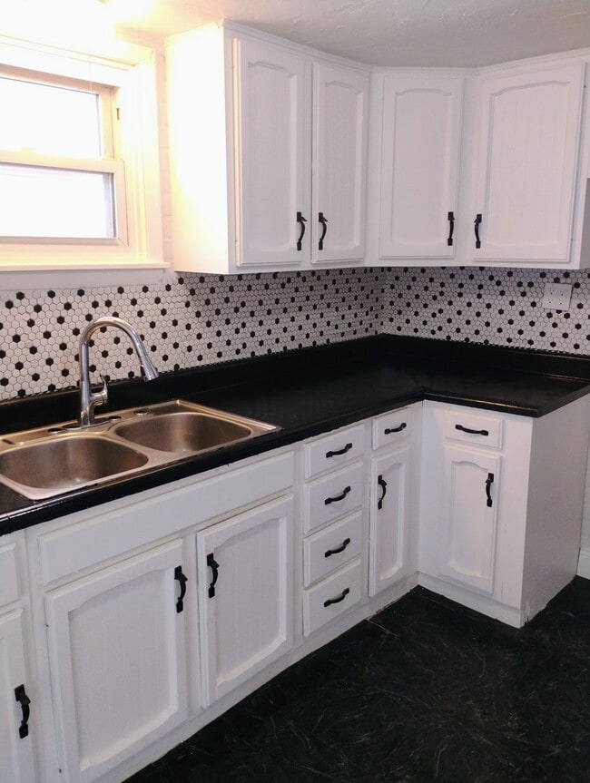 Building Photo - 954 Bedford St