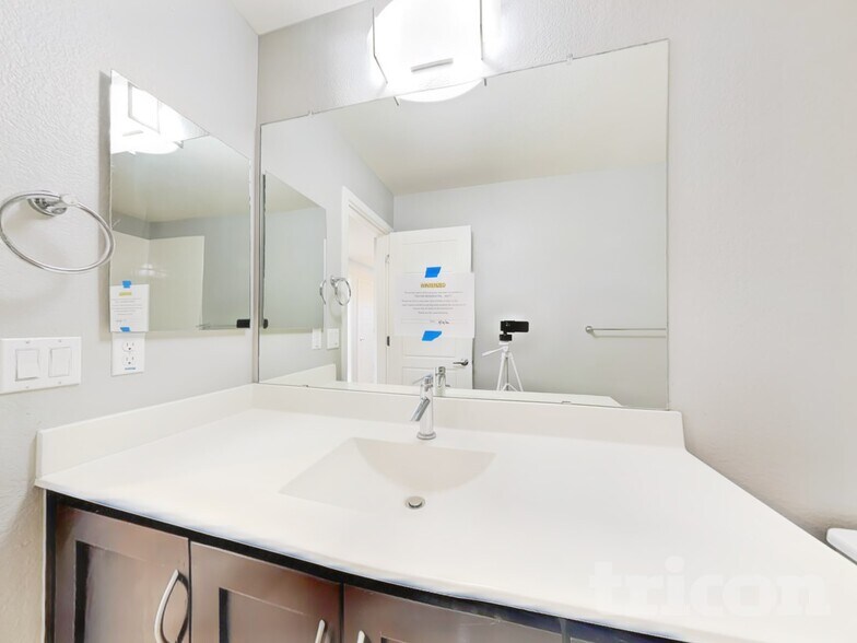 Building Photo - 10239 Southlawn Cir