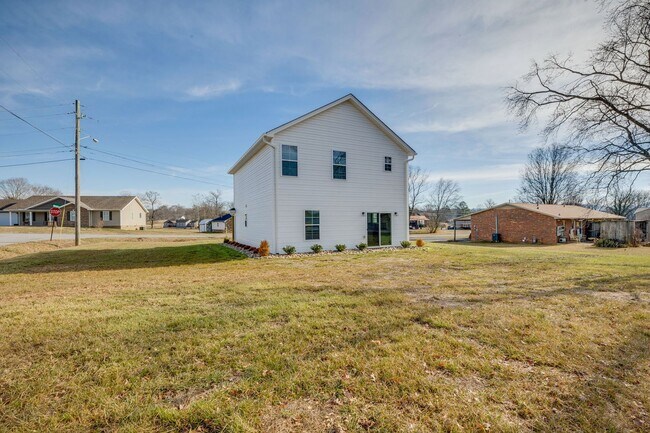 Building Photo - NEWLY BUILT 3 BED/2.5 BATH