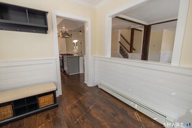 Building Photo - 387 Buckland St