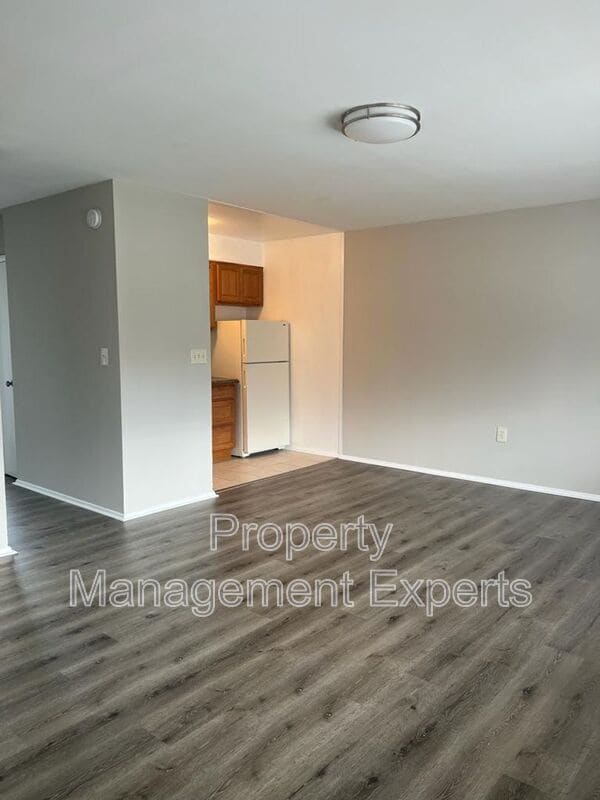 Building Photo - 2330-Glendale Terrace -C2