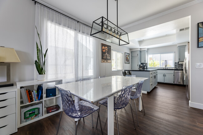 Dining area - 4958 Woodman Ave