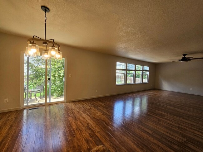 Building Photo - Super Beautiful Englewood 3 Bedroom Home A...
