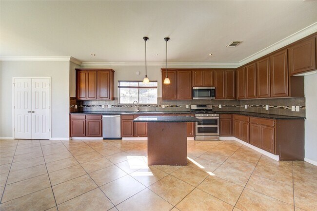 Building Photo - 5527 Gatesprings Ln