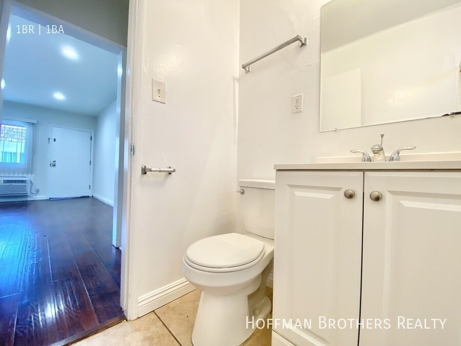 Building Photo - 16215 Vanowen St