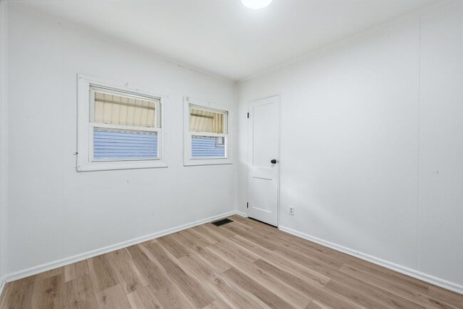 Building Photo - New 3 bedroom listing!