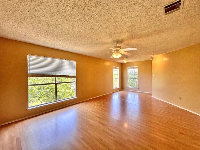 Building Photo - Beautiful and Spacious 3 BR / 2.5 BA Home ...