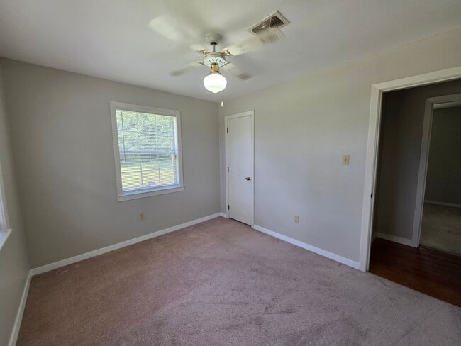 Building Photo - 4BR/2BA lake view home with covered back p...